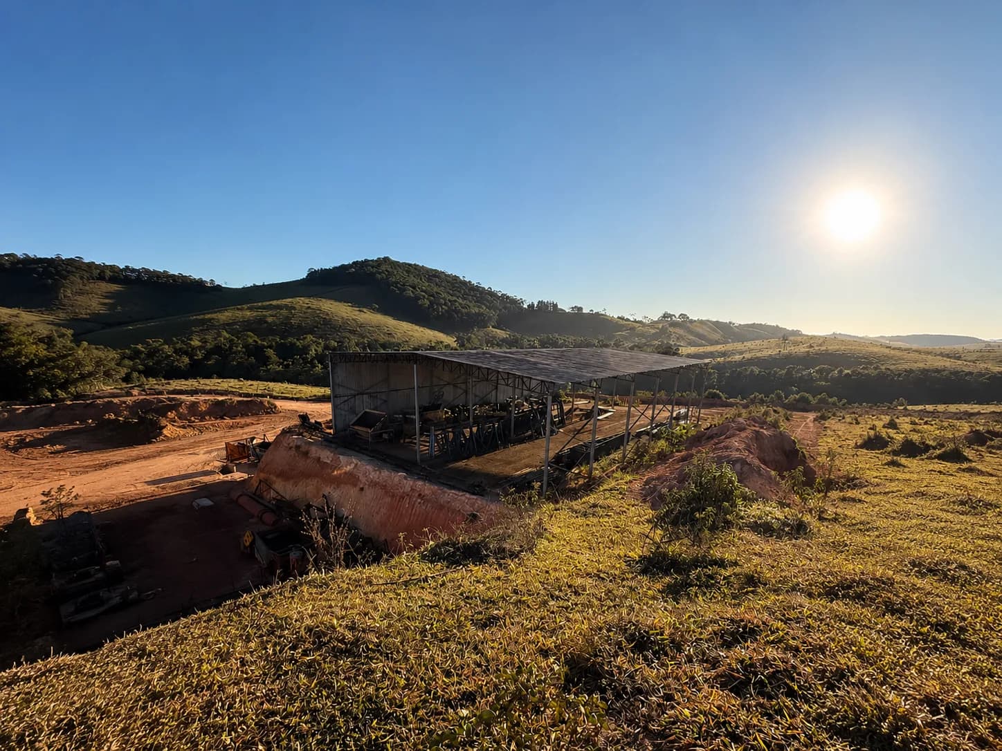Vista geral da Mina Carijós ao amanhecer, com o galpão da planta e a cava
