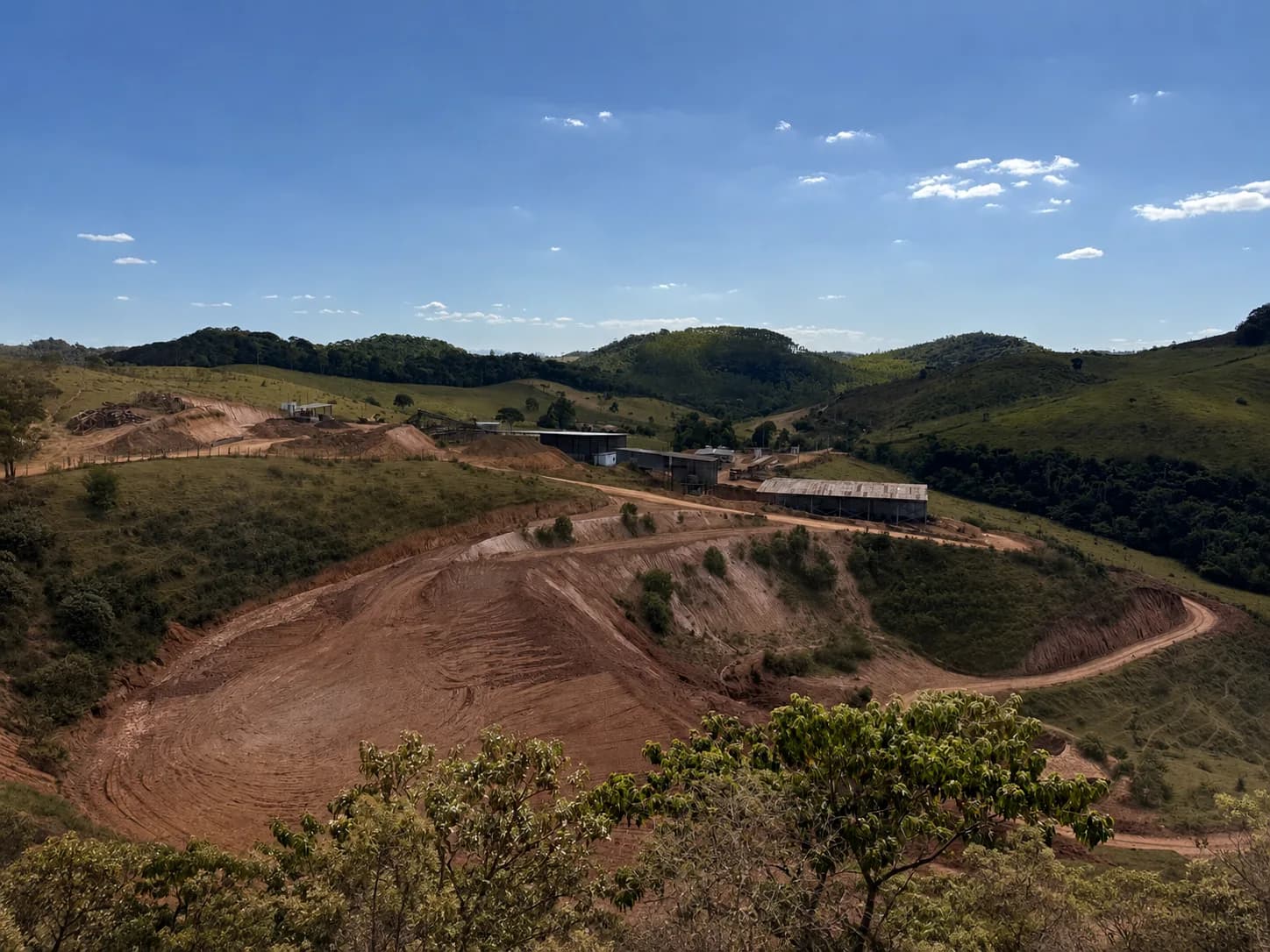 Vista geral da mina, com a planta ao fundo e as serras do entorno