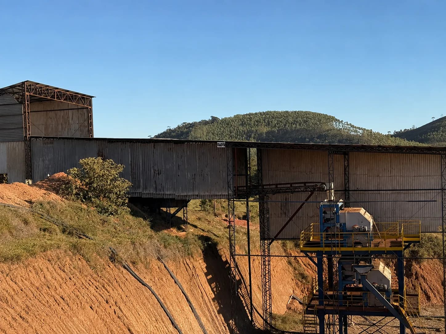 Estrutura da planta com bomba, na borda do talude