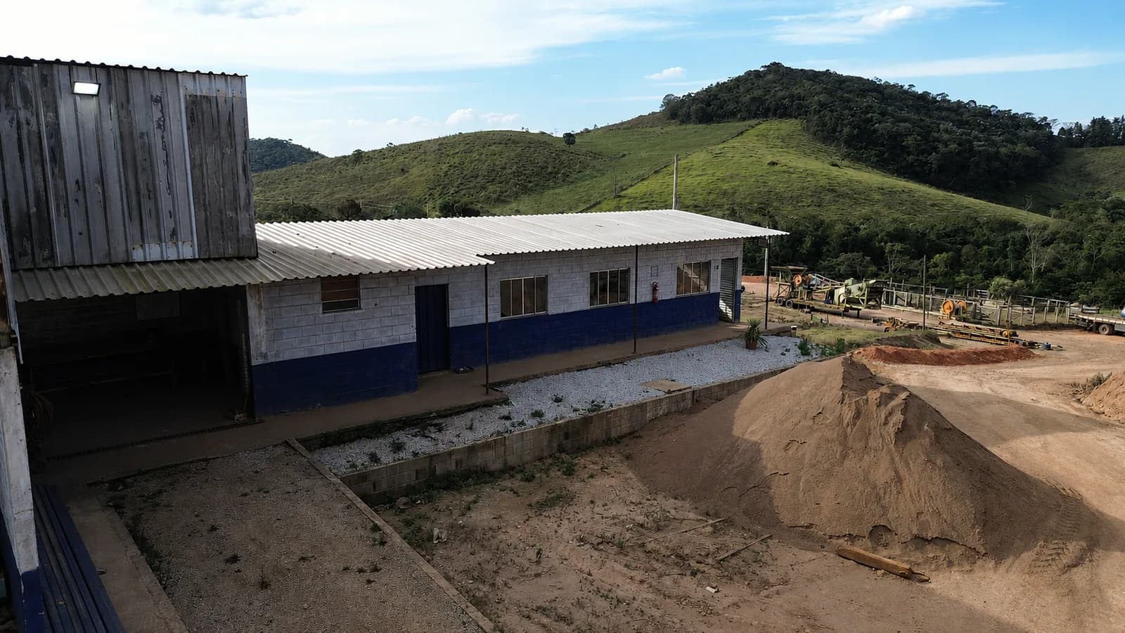 Prédio administrativo da mina, com o pátio à frente