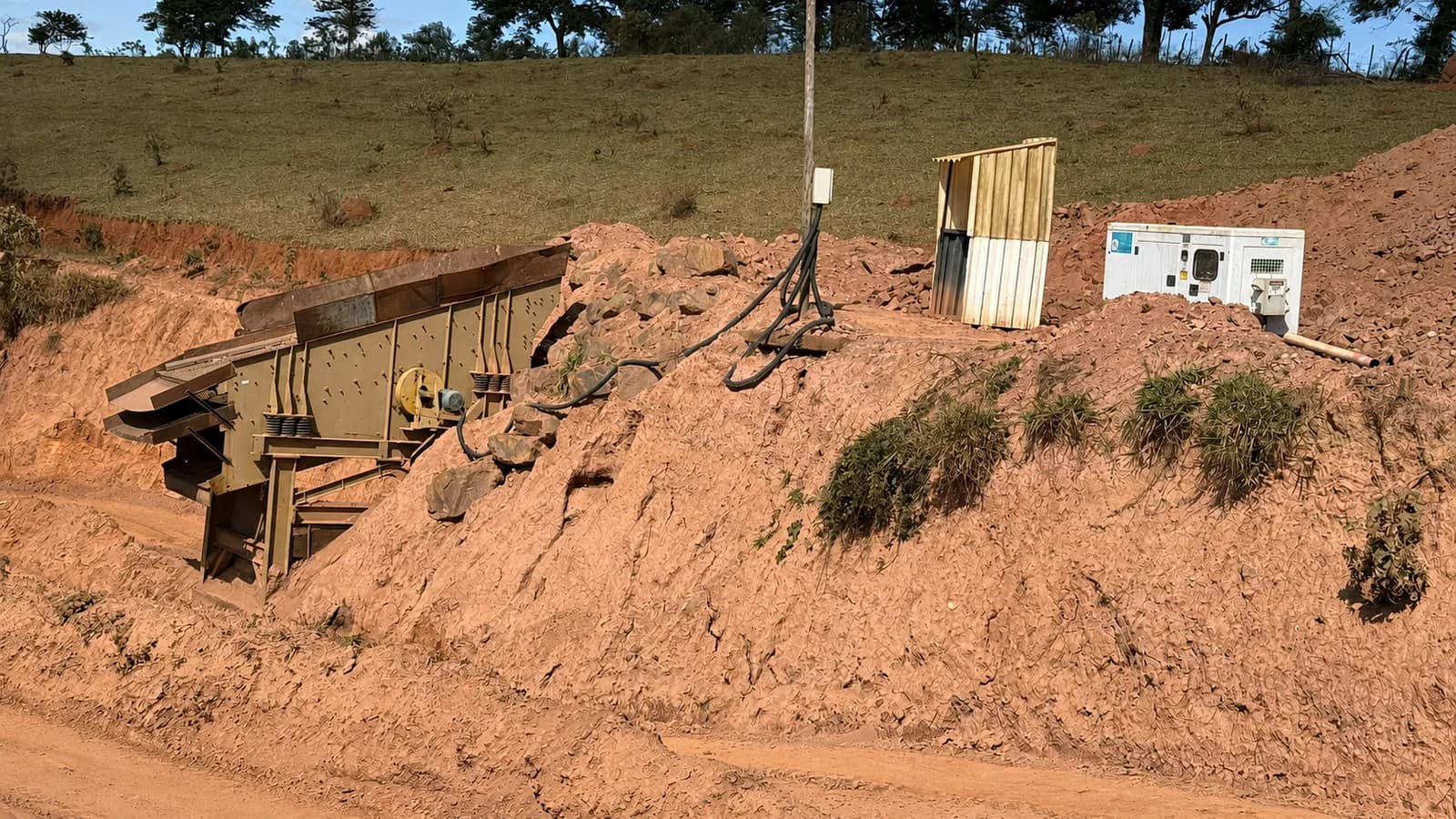 Equipamento e painéis elétricos em talude de terra