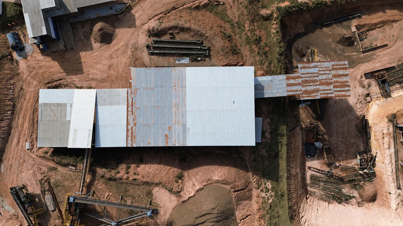 Vista de drone da planta e dos galpões
