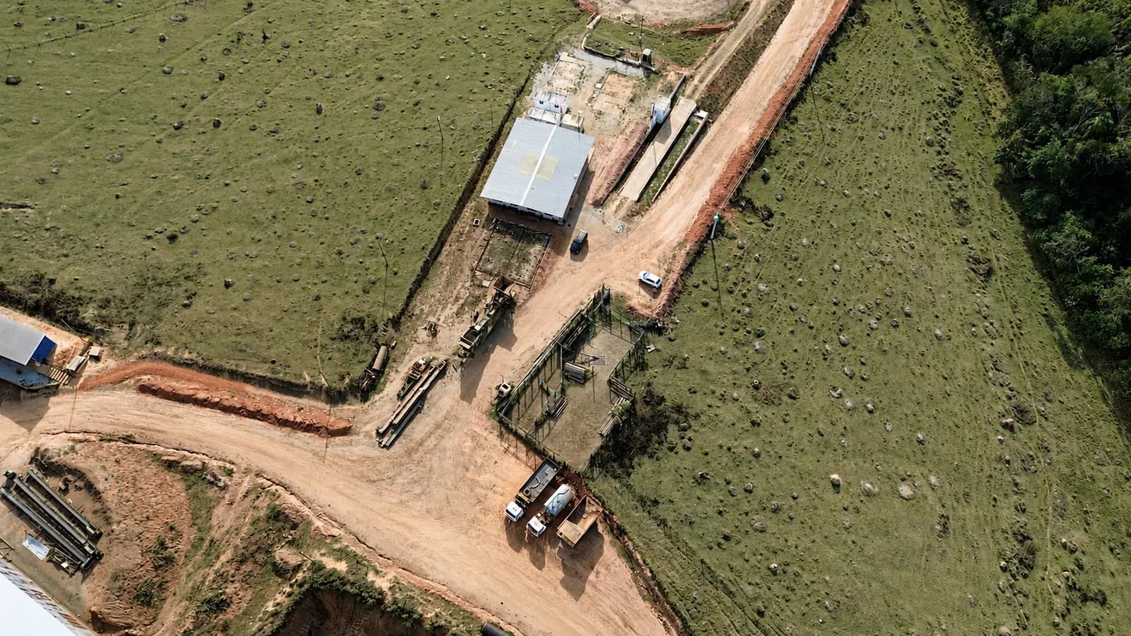 Vista de drone da Mina Carijós, com o acesso interno e o pátio de expedição