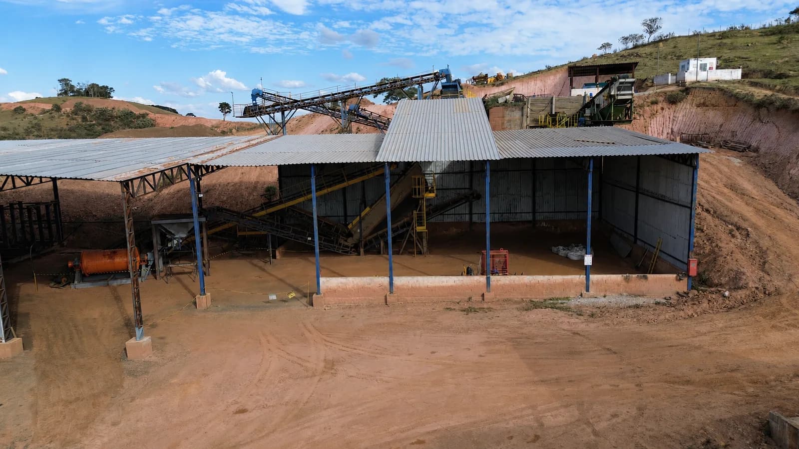 Galpões da planta vistos do pátio