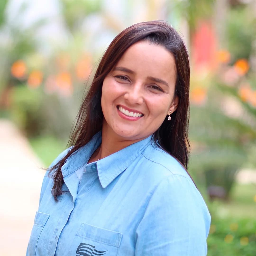Francislene Almeida, engenheira de minas e líder do projeto Carijós, em campo