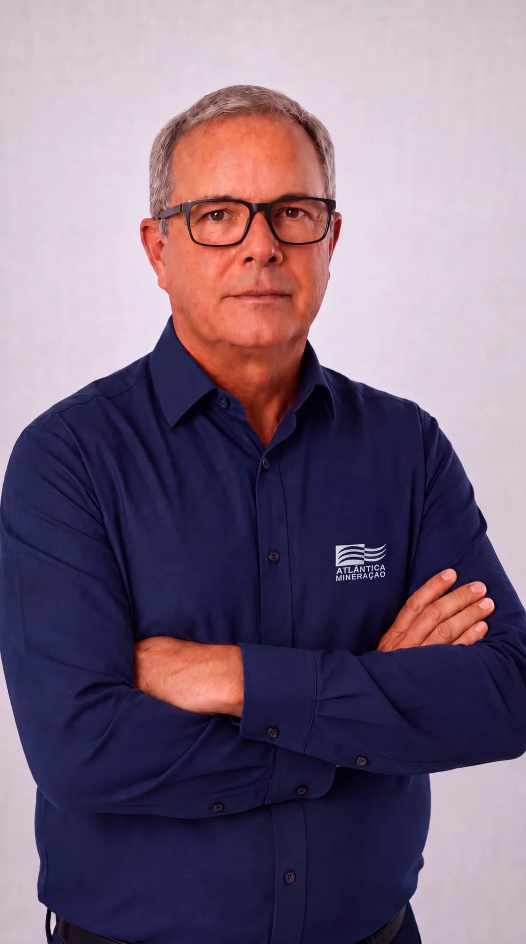 O fundador e CEO da Atlântica Minas, de braços cruzados, com a camisa da empresa