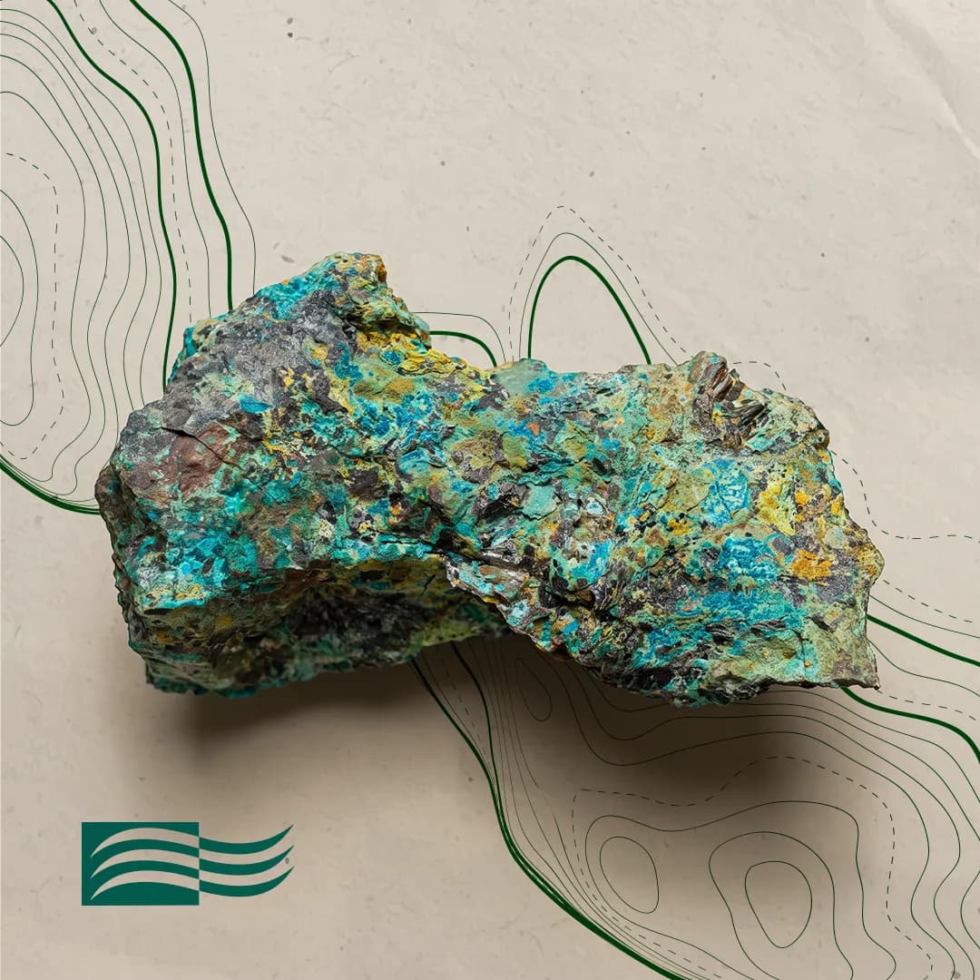 Amostra de minério de cobre, com crostas verdes e azuladas
