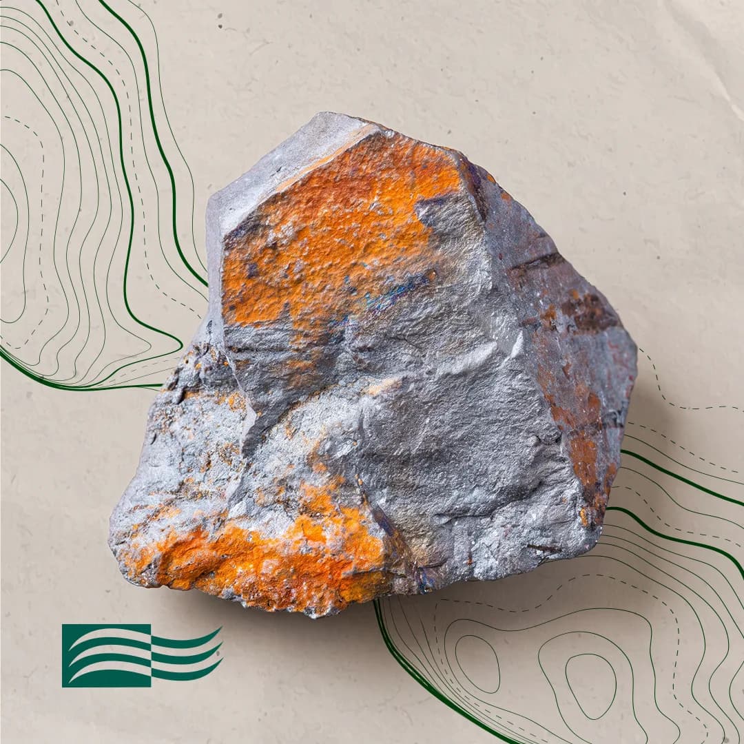 Amostra de minério de ferro, com faces cinza-metálicas e oxidação alaranjada