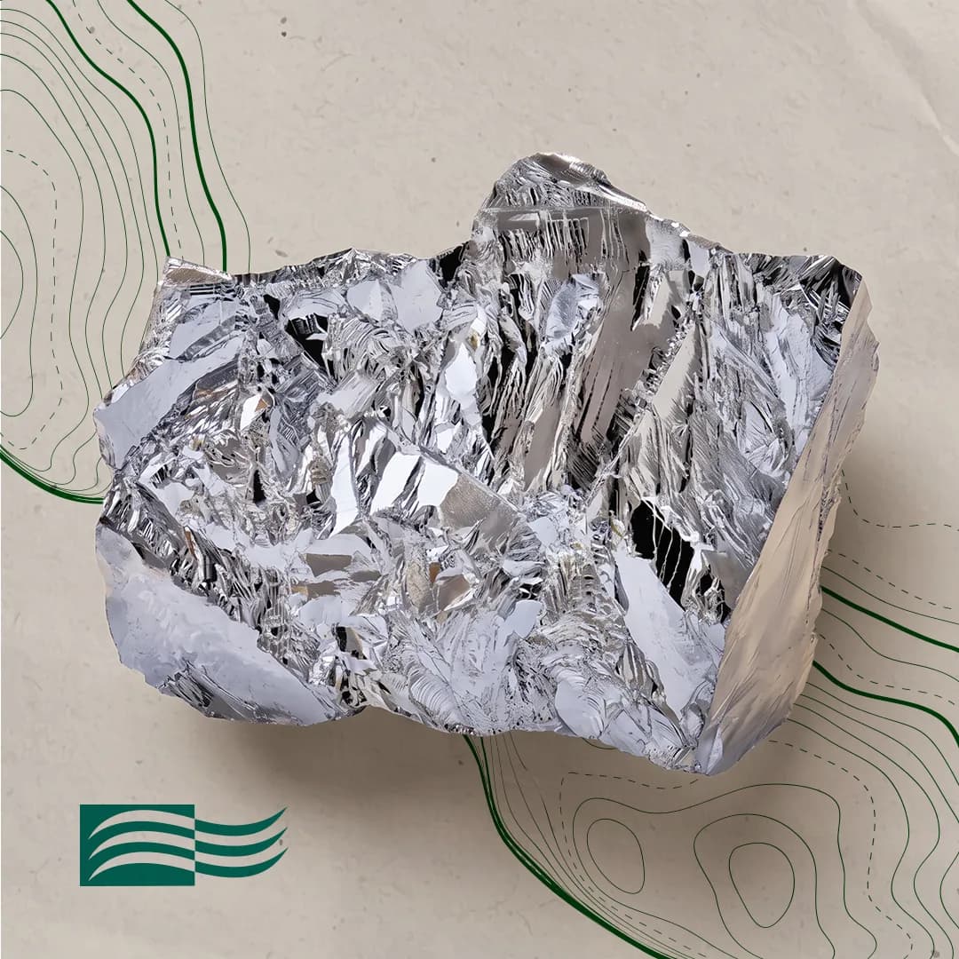 Amostra de minério de níquel, de superfície prateada e facetada